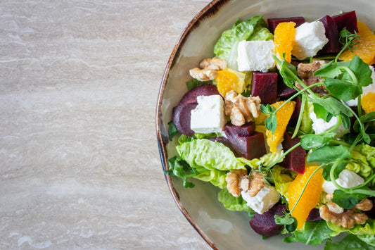 Achtsamer Veganismus mit Blattgemüse, Kräutern und Microgreens